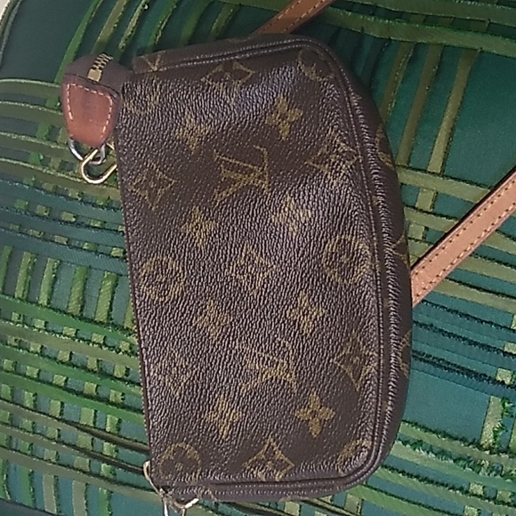 LOUIS VUITTON* MINI POCHETTE with LV Crossbody Strapđź’– - Picture 2 of 10
